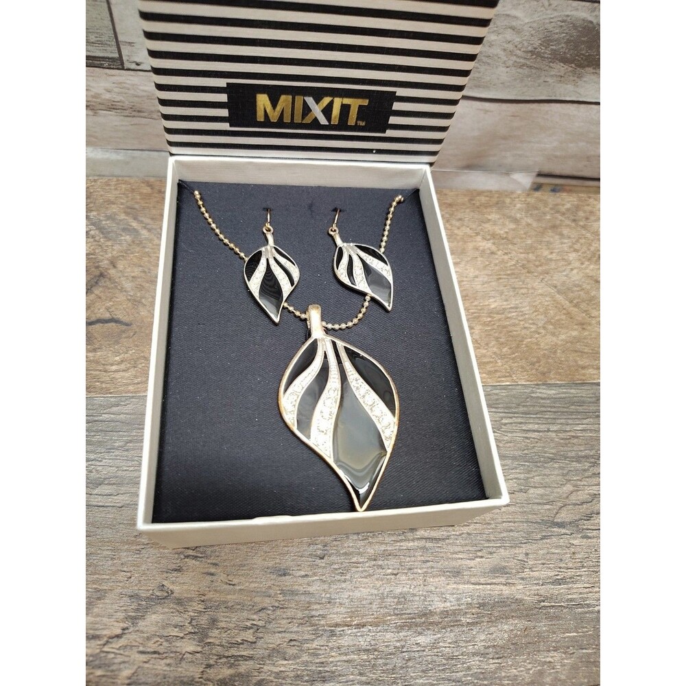 New Black & SILVER LEAF PENDANT CHAIN NECKLACE HOOK EARRINGS MARKED KC 80s 90s